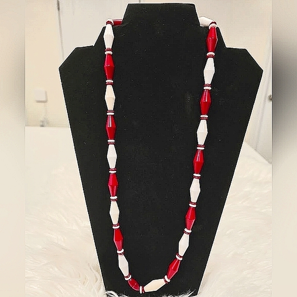 Vintage Boho Red And White Beaded Necklace 🌴